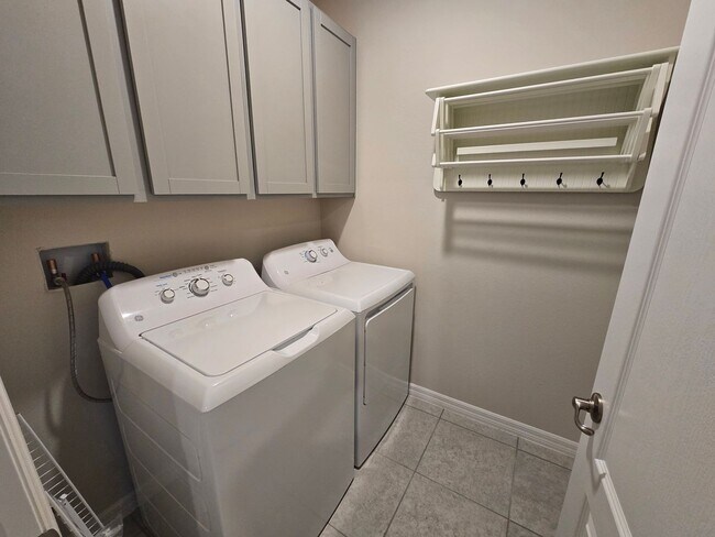 Building Photo - Stunning 4 bedroom, 2-bathroom home