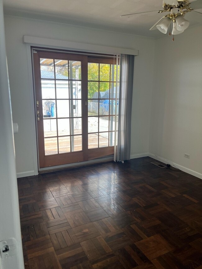 Building Photo - 883 S York St