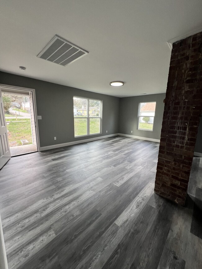 Building Photo - 1100 Tunnel Blvd