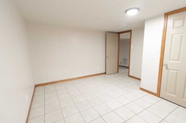 Building Photo - 5 Bed 2 Bath House