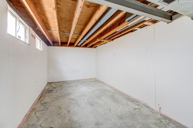 Building Photo - 3 bedroom 2 bath house with attached garage.