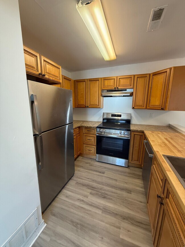 Building Photo - 208 Heather Croft