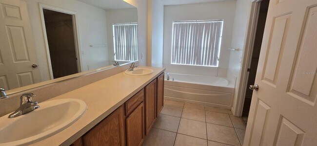 Building Photo - 4126 SW 51st Ct