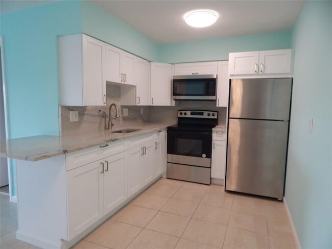 Building Photo - 3220 Bayview Dr