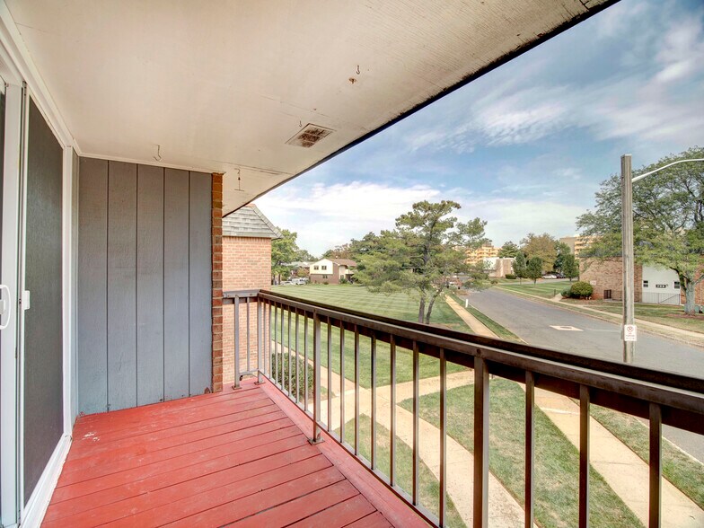 Building Photo - 807 Eves Dr