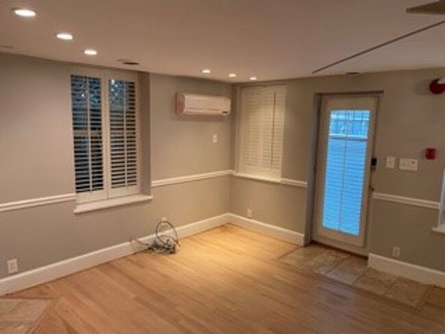 Building Photo - 1BR in Georgetown East Village WITH PARKIN...