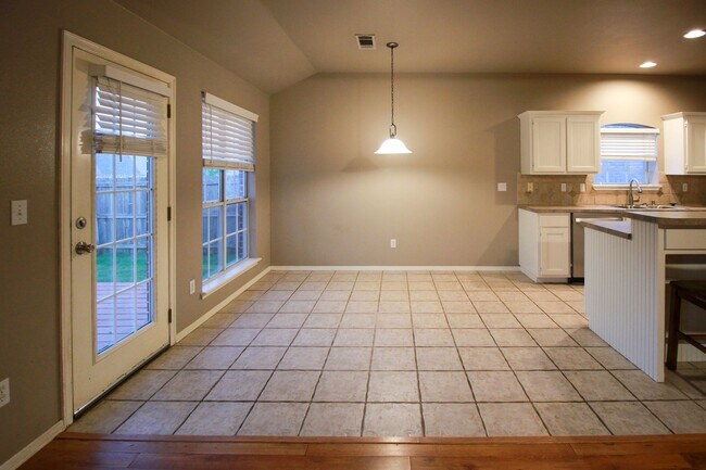 Building Photo - Darling Home In Jenks Schools!