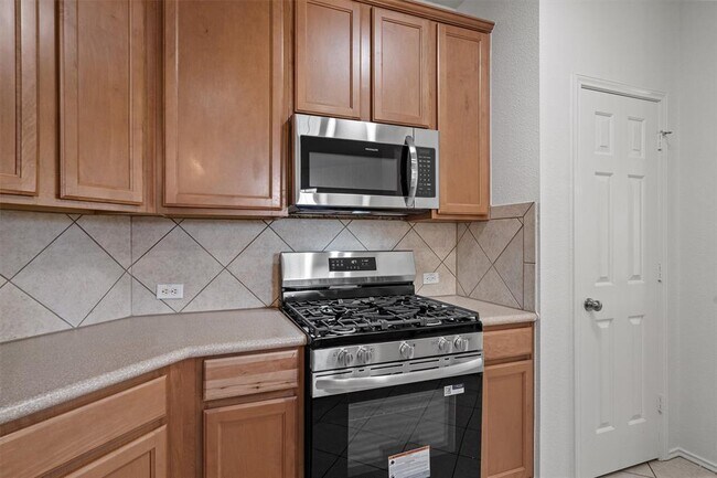 Building Photo - 9201 Brodie Ln