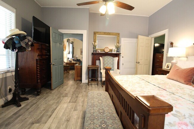 Building Photo - 6171 Collins St NE