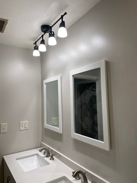 Building Photo - 402 Schenkel Ln