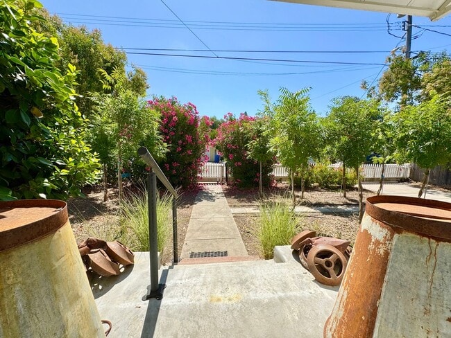 Building Photo - Available For 4+ Months!* Rare Find Furnished Saint Helena Gem, “Upper Tainter” 2 Bedrooms, 2 Bat...