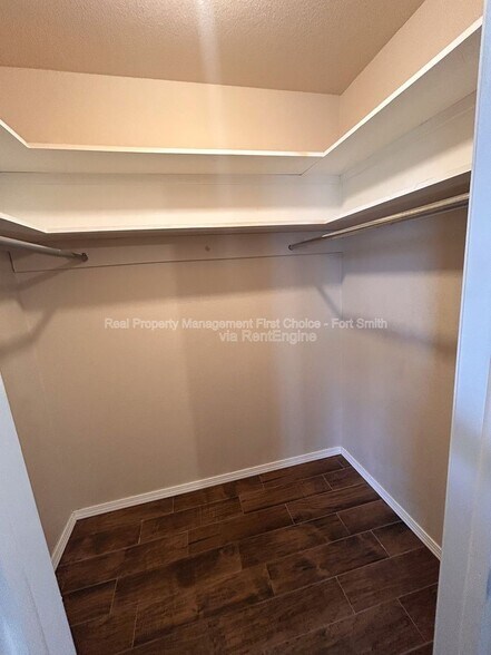 Building Photo - 9200 Rogers Ave