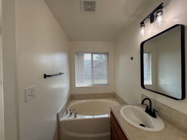 Building Photo - Spacious SW home with an office!