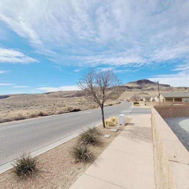 Building Photo - 3 bed 2 bath home in Huning Ranch!  MOVE IN SPECIAL!