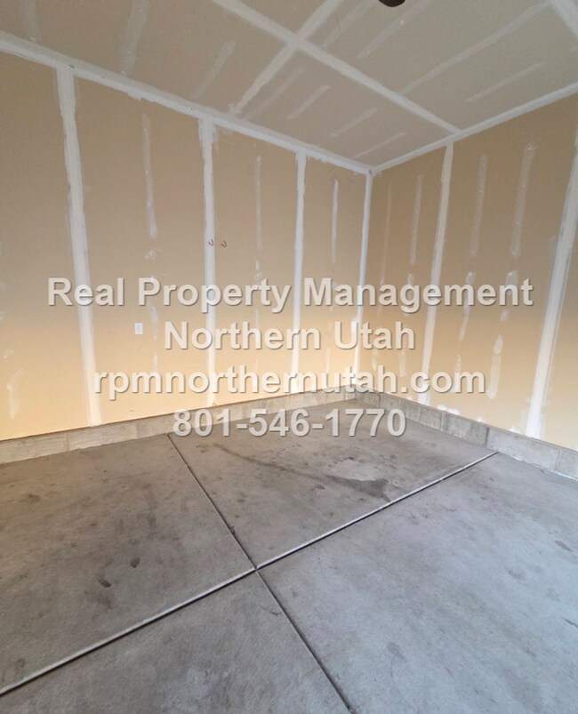 Building Photo - 3 Bedroom Clearfield Home Now Available!