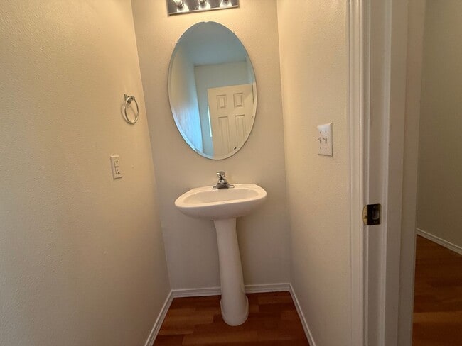 Building Photo - 4 Bed 3 Bath Gated Townhome Near Maplewood Golf