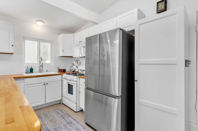 Building Photo - 4585 Saratoga Ave