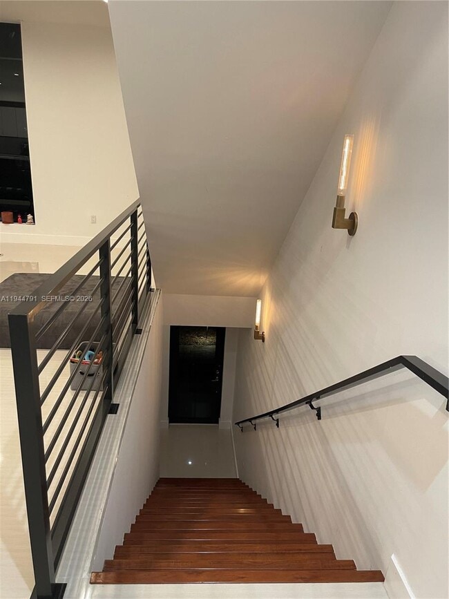 Building Photo - 909 NE 16th Terrace