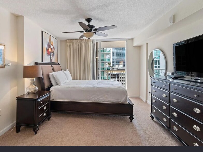 Building Photo - 1200 Brickell Bay Dr