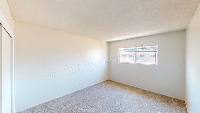 Building Photo - Large 3 Bedroom Townhome!