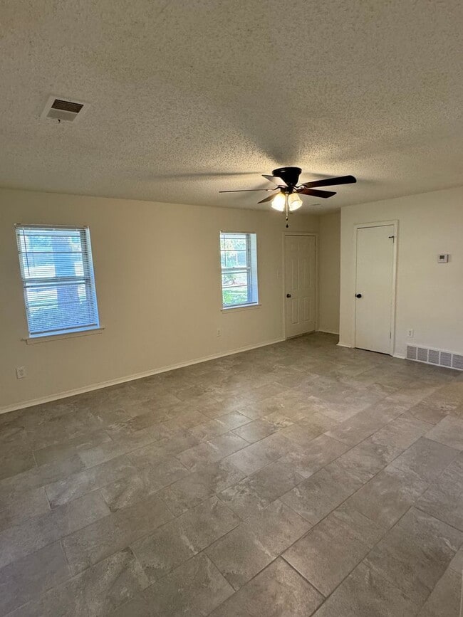 Building Photo - Renovated 2 Bedroom 1 Bath Home for Rent!