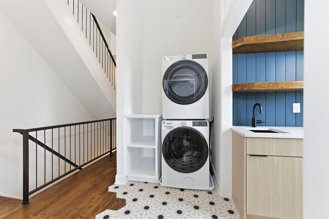 Building Photo - 2926 W Oxford St