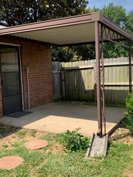 Covered fenced backyard - 329 Deer Lake Dr