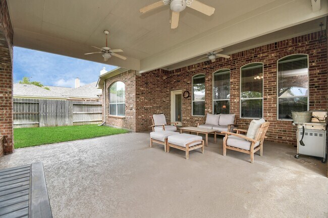 Building Photo - 8030 Crescent Knolls Dr