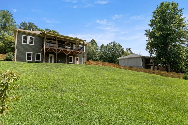 Building Photo - Spacious and Inviting - Beautifully-Mainta...