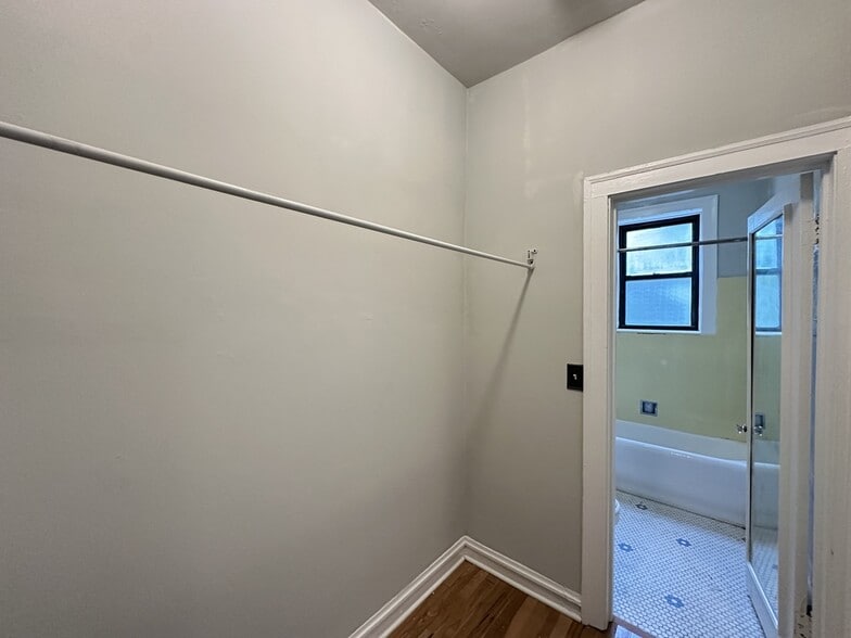 Building Photo - 4349 N Damen Ave