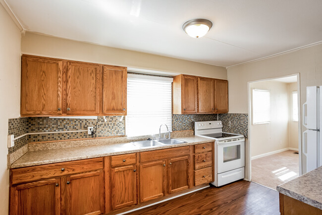 Building Photo - 3 bed 2 bath in Noblesville with fenced in...