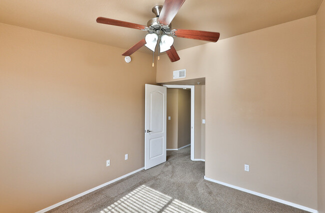 Building Photo - Tri Level, 2bd, 2.5ba condo