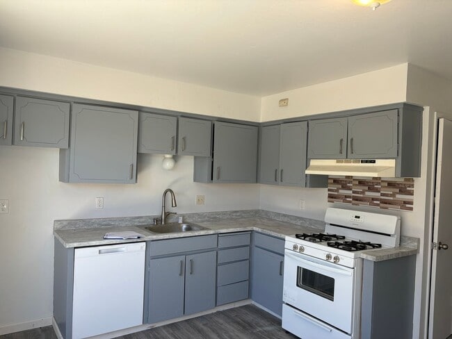 Building Photo - Ideal first floor unit! 2 bedrooms, 1 bathroom!  Directly across from beautiful Lake Alhambra. Pr...