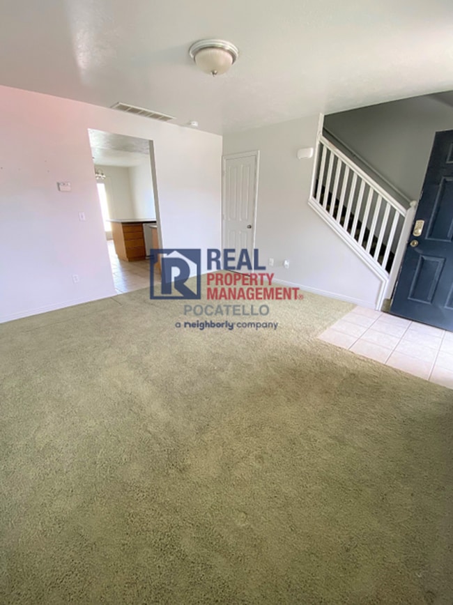 Building Photo - MOVE IN SPECIAL - 2 Bed 1.5 Bath Town Home - 1 Car garage