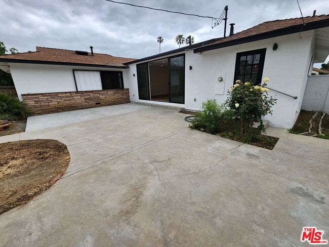 Building Photo - 6121 Sylvia Ave