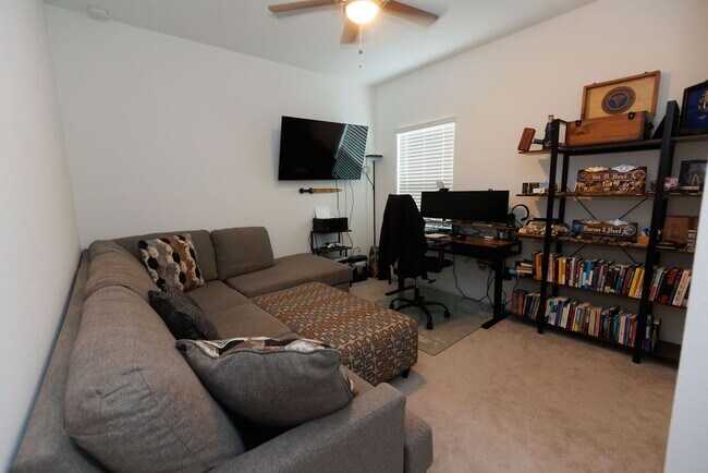 Building Photo - 4 Bedroom 2 Bath home for rent with beauti...