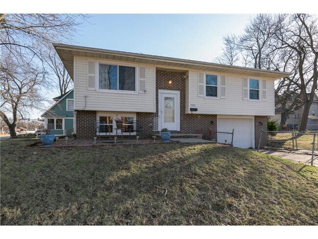Building Photo - 1900 Atkins St