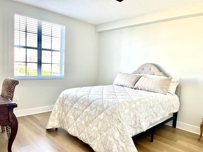 Building Photo - 616 Clearwater Park Rd