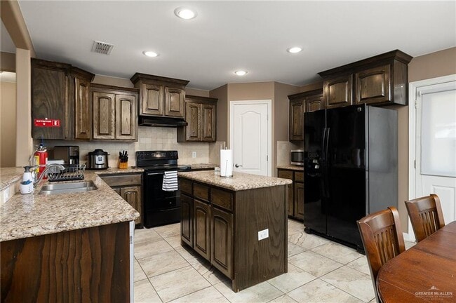 Building Photo - 10 Robin Ave