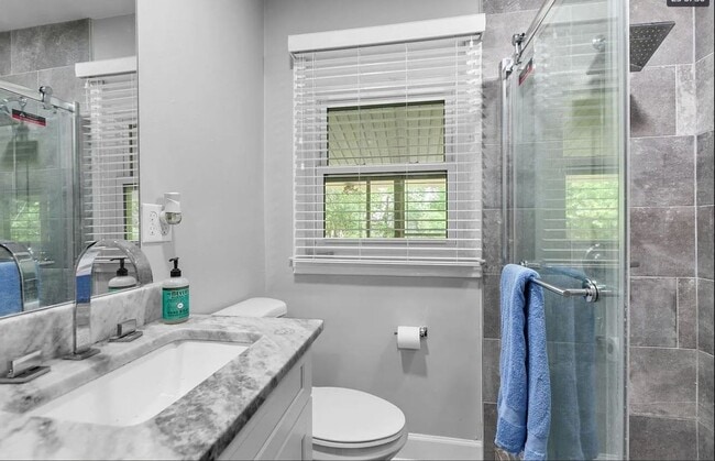 Building Photo - 4 bedroom 2 bath house fully renovated, Available August 2026!