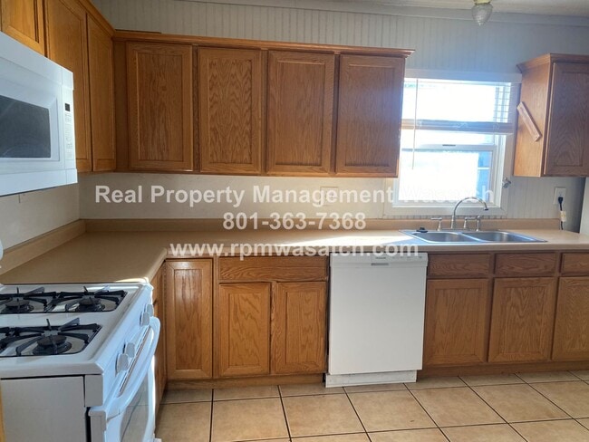 Building Photo - Come See This 4 Bedroom 1.5 bathroom single family home!!