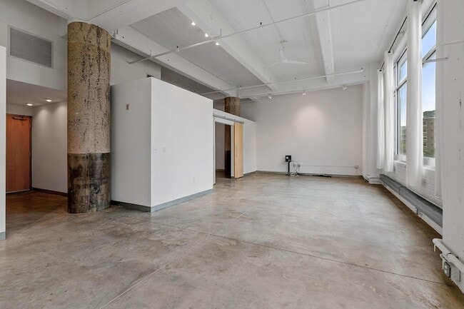 Building Photo - 700 N Washington Ave