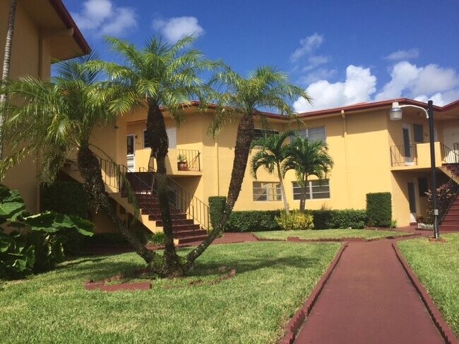 Building Photo - 1715 NE Miami Gardens Dr