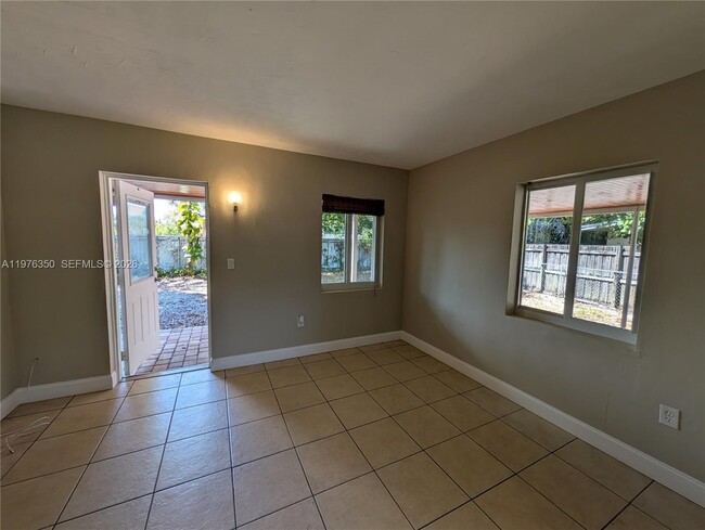 Building Photo - 1029 SW 22nd St