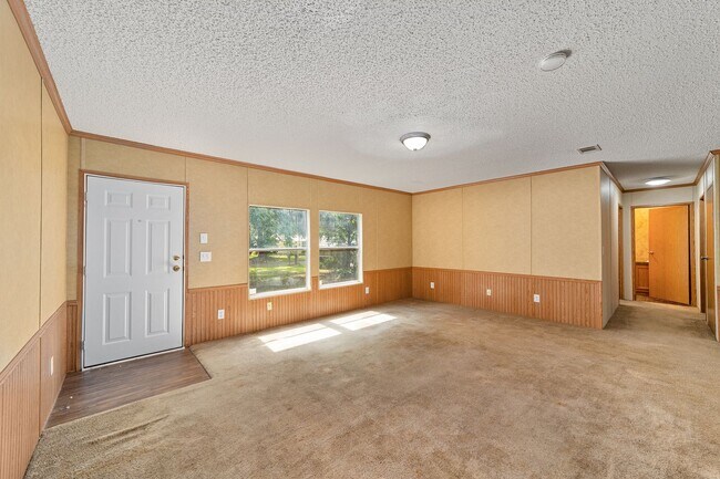 Building Photo - Spacious 3BR/2BA Home  Available Now!