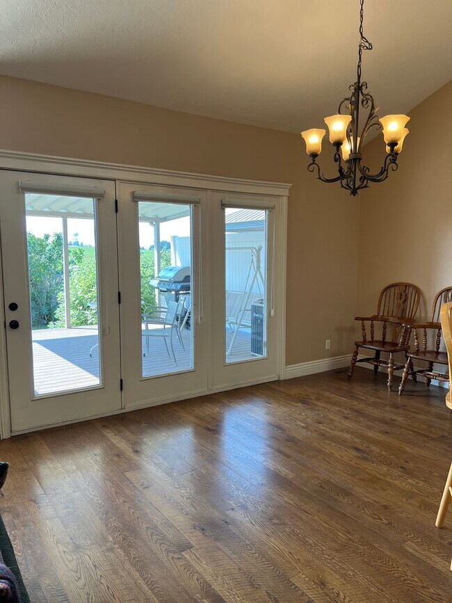 Building Photo - Stunning 5 bed 3.5 bath twin-home on the R...