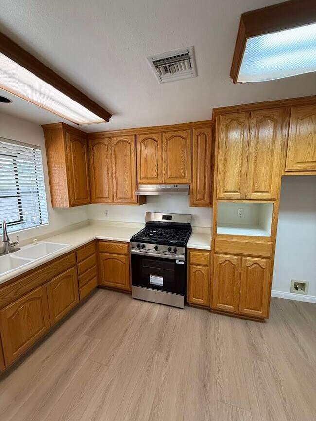 Building Photo - Beautiful 3 Bedroom, 2 Bathroom Granada Hills Home with Detached Garage!