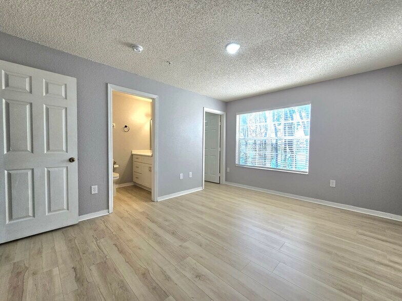 Building Photo - 4240 Summer Landing Dr
