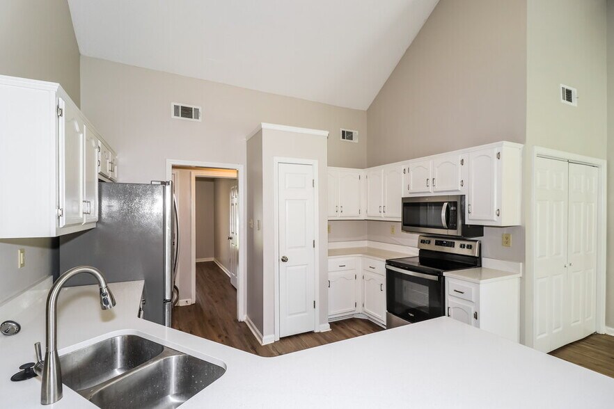 Building Photo - 6752 Oakmoor Cir S