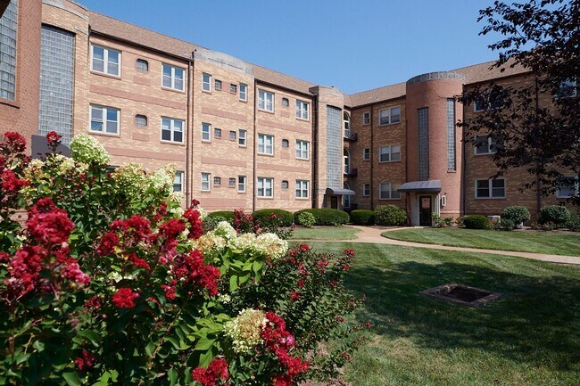 Building Photo - 5821 Lindenwood Ave